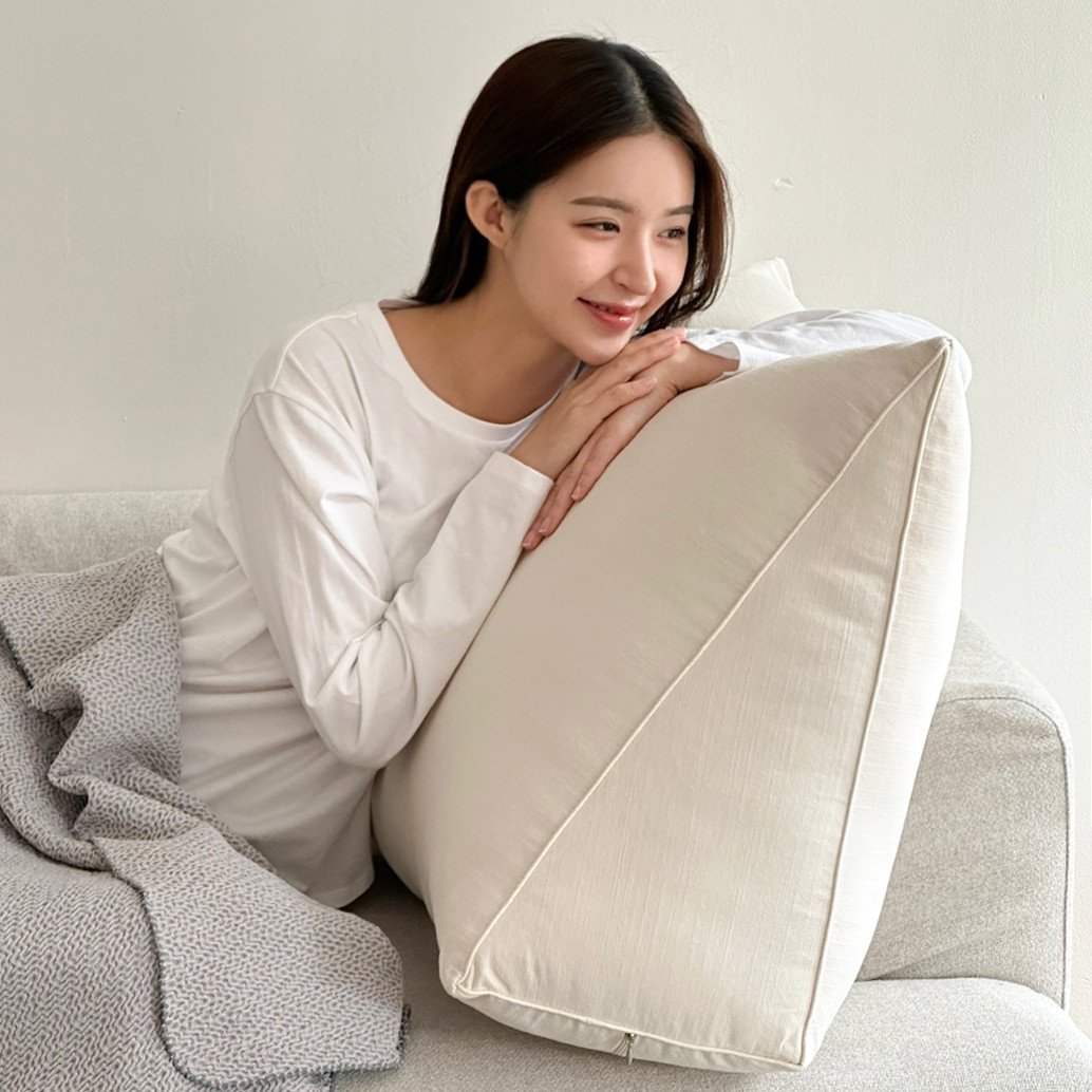 집앤콕 삼각 등받이쿠션 침대 쇼파 허리 중형 등쿠션 ML 코튼베이지 상세 이미지 1